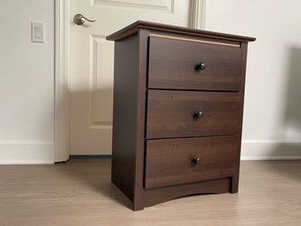 3-Drawer Nightstand – Excellent Condition