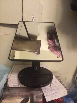 !! Lighted Makeup Mirror Battery Operated 