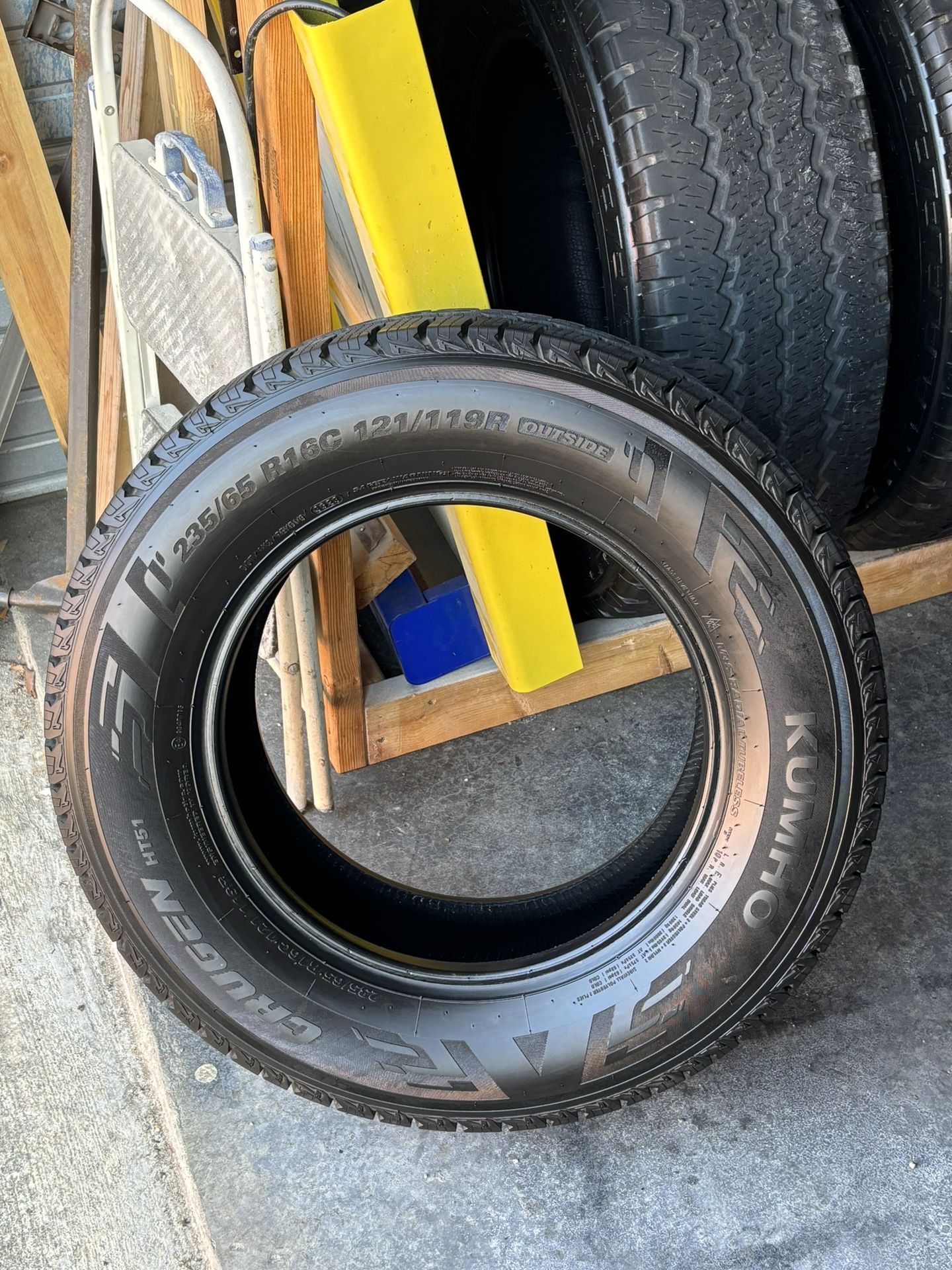 1 Used Tire Kumho Crugen HT51 235/65R16C. 90% tread. Low miles.