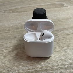 Original Apple 2nd Generation Charging case and Right earbud Only.