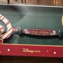  The Disney Store Mickey and Minnie Christmas 2025 Key is a collectible item featuring the iconic Disney characters Mickey and Minnie dressed in festi