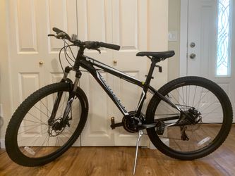 Specialized Hardrock SE like new. Aluminum frame 15’5 ligh weight, for rider 5’-5’5. Dual disc brakes, wheels 26”. No issues. Pick up in Newporthill B