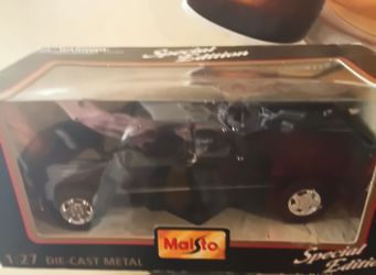 New In Box  Maisto 1998 Die Cast Chevy Silverado Pickup Truck