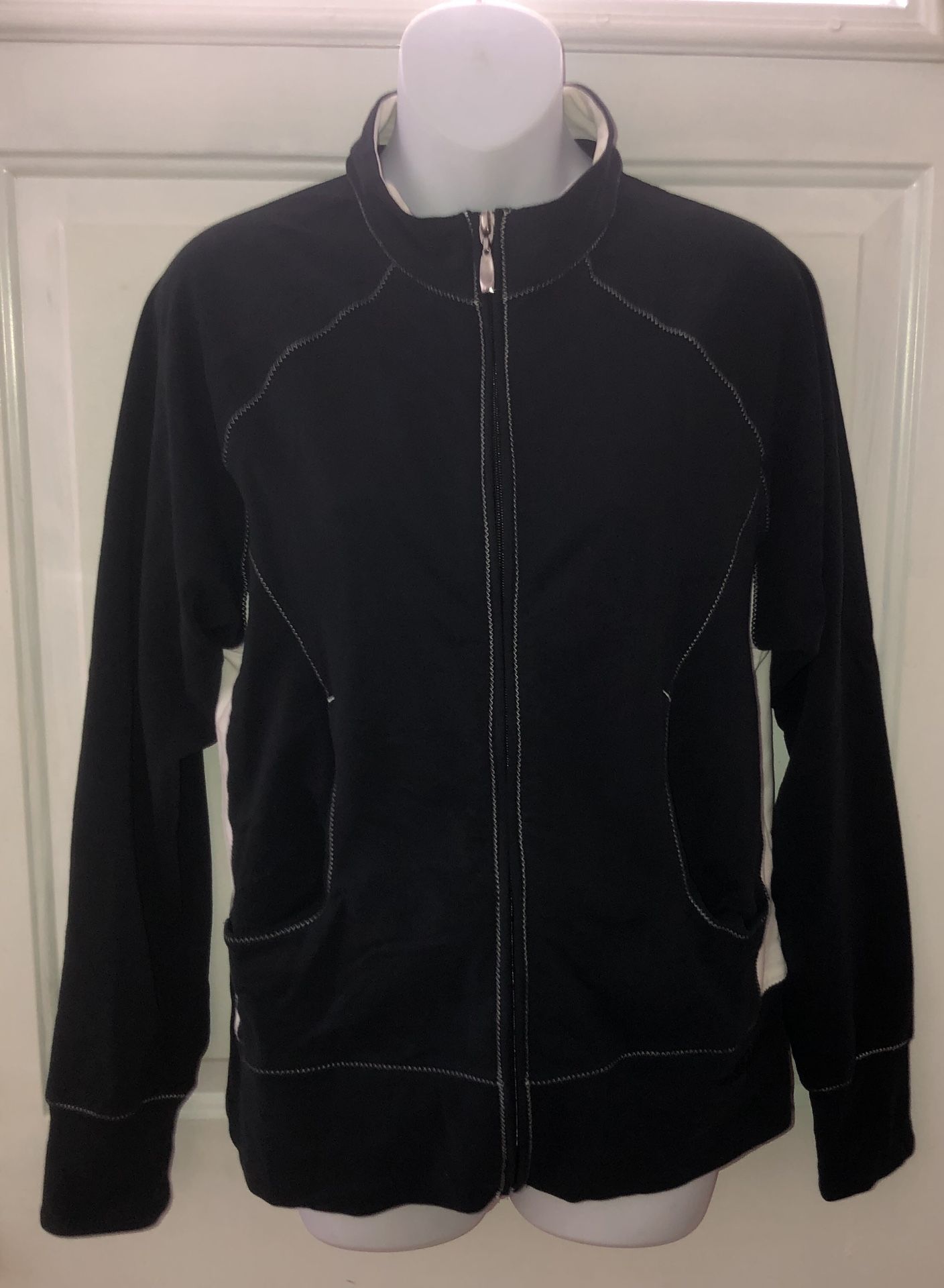 Black and cream Straight Down women’s full zip golf jacket w/pockets in EXCELLENT condition