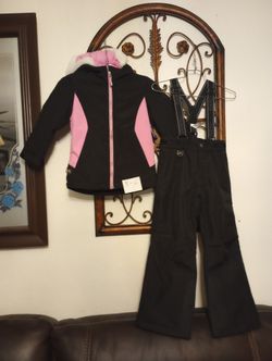 KIDS  SNOW PANTS BIBS JACKETS  AND BOOTS 25 EACH  ITEM CASH ONLY AVAILABLE FINAL SALES