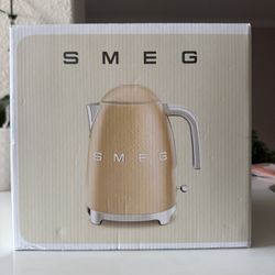 Retro-Style Electric Kettlett (7 Cups) – Champagne Matte - Smeg