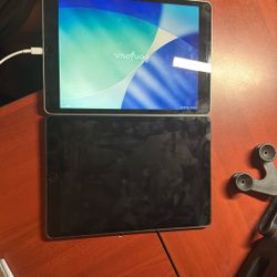 iPad A2702 10.9 Display. 