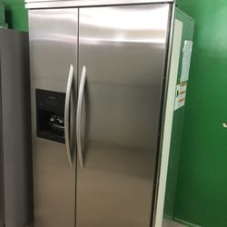 42” in wide 82 height kitchen aid frige use like new perfect working condition 