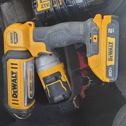 Dewalt 20v Flashlight With 2ah Battery And Charger