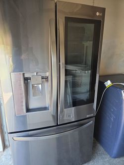 LG fridge working great nice and clean