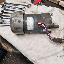 Super slow turning electric motor off a Xerox machine ...106 rpm