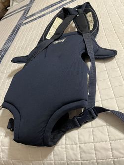 Artículo para cargar al bebé, en tu pecho o espalda. Excelente condición. 