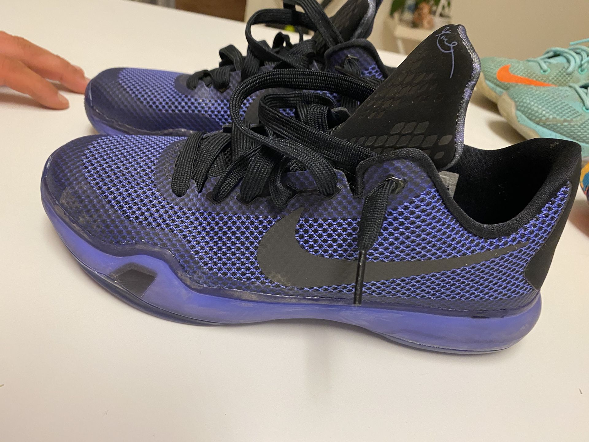 Kobe’s almost new!!!! Size 7youth