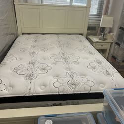 Queen mattress. Super Clean $100