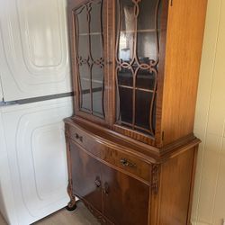 “Rockford Furniture Company” crafted China Cabinet/Hutch