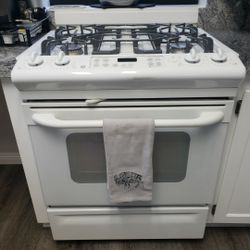 Beautiful White 30" Gas Slide-in Stove/Oven