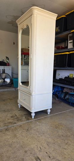 Universal Smartstuff Gabriella Armoire