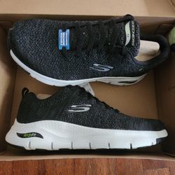 New In Box. Skechers Mens 10W
