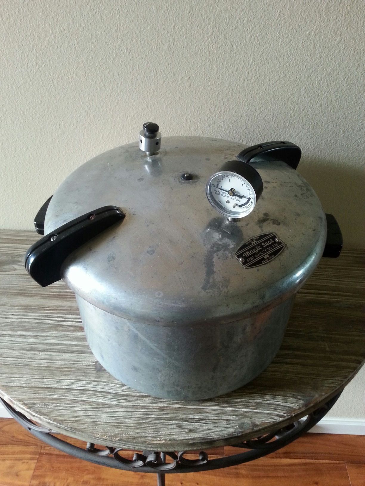 16 quart Large pressure cooker canner made in the US by Magic seal 16