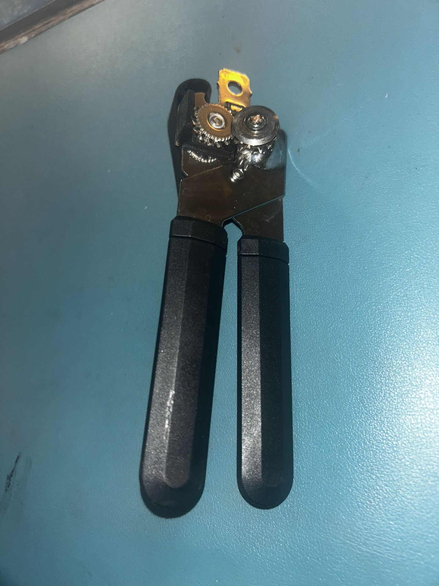 Heavy-Duty Manual Can Opener β Ergonomic Grip