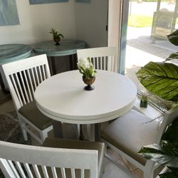 White Table With 4 White Chairs 