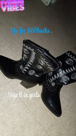 Girls cowboy boots size 8.
