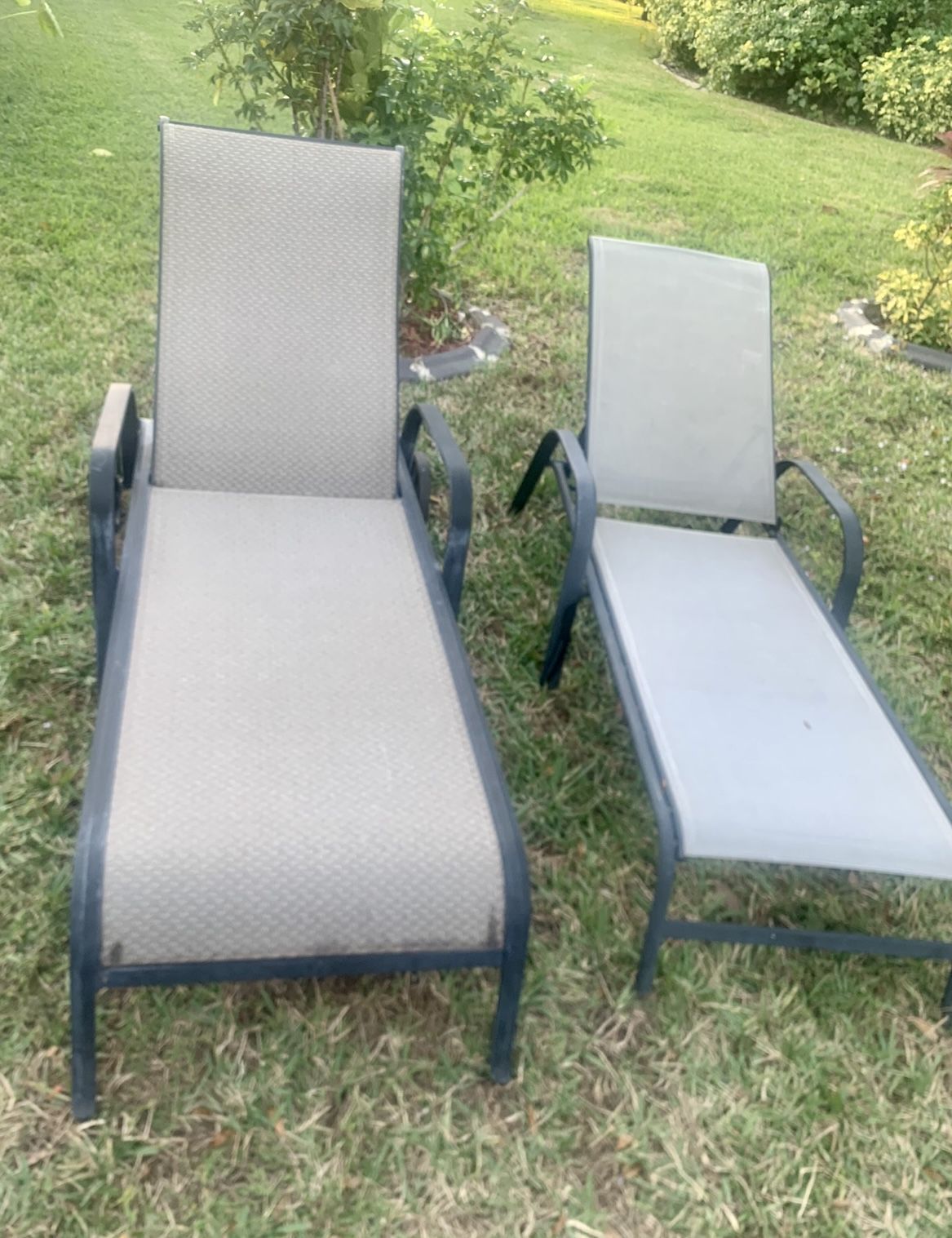 Lounge they not the same size the one has the wheels is bigger Both In Good Condition
