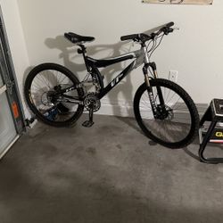 Giant VT Two Mountain Bike - 18 in