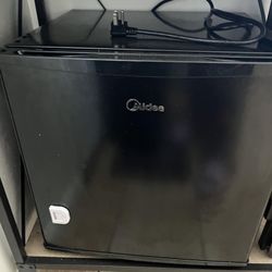 Midea Mini Fridge 