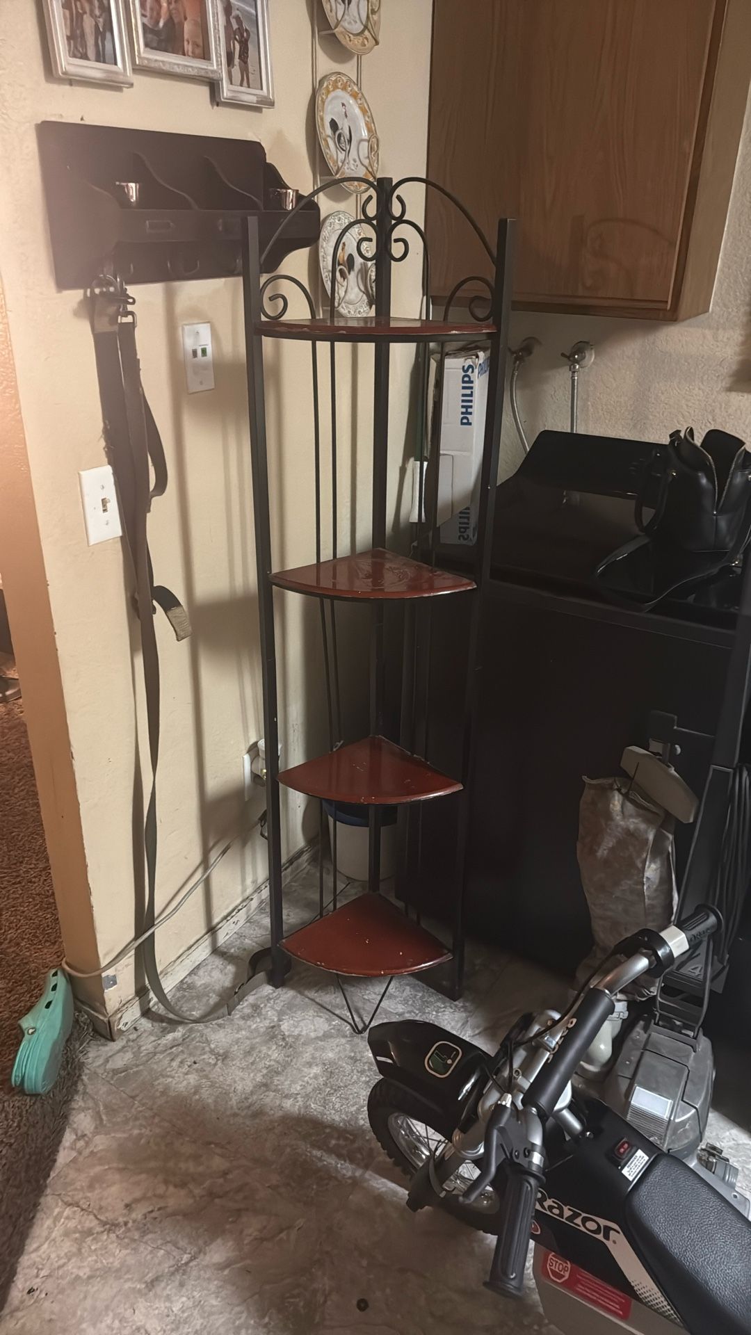 Corner shelf