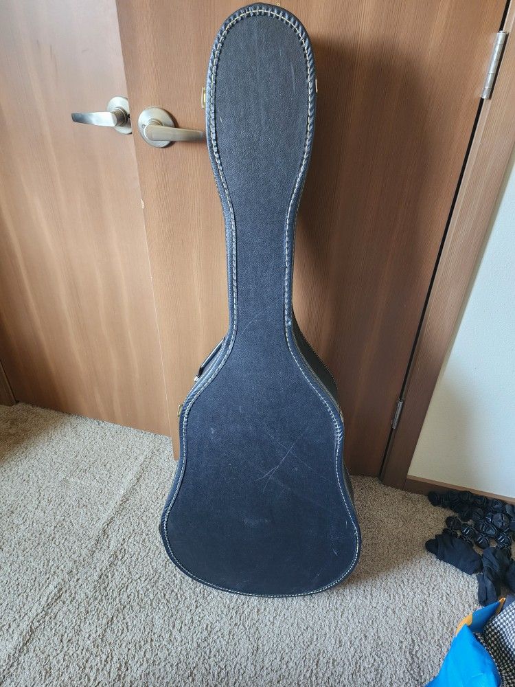 Guitar case. Used. Black. In picture 3, you can see that there are marks of ripped little pieces.