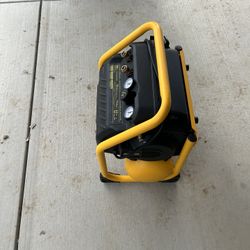 DEWALT 2.5 Gal. Portable Electric Heavy Duty 200 PSI Quiet Air Compressor