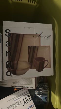 BRAND NEW 16 piece dinnerware set