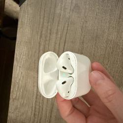Apple AirPods With Charging Case (2nd Generation)