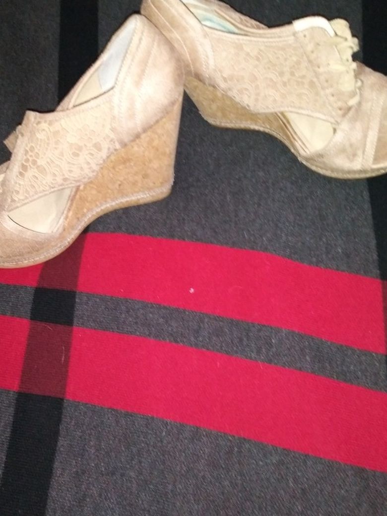 Ladies Size 11 Brand Not Rated Lace Up Wedges