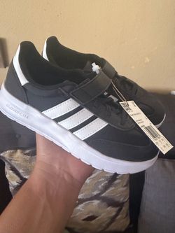 Adidas Cloudfoam Kids Sneakers New with Tags, size 2
