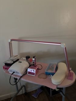 nail table plus arm rest and nail light +more