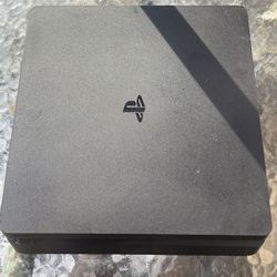 PS4 Slim 