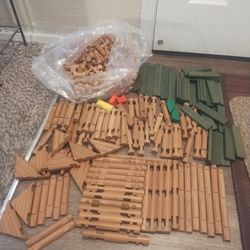 Lincoln Logs Misc 504 Pieces