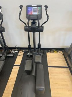 Life Fitness SE3HD Integrity Elliptical LOW HOURS