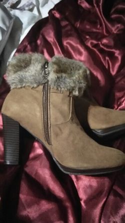 Boots with faux fur size 8