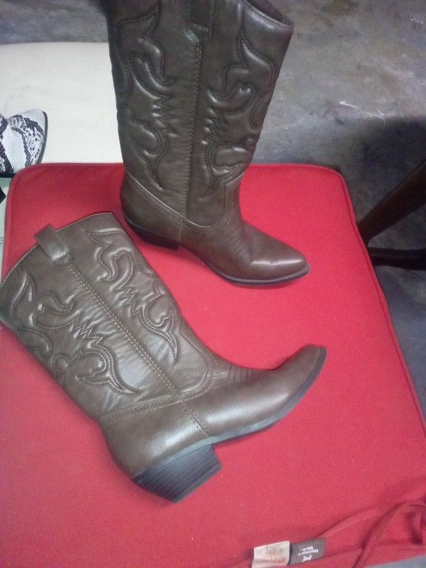Brand New Girls Brown Leather Boots Size 6 - $15