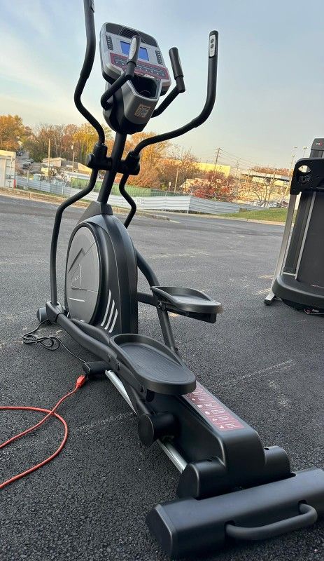 SOLE E25 ADJUSTABLE INCLINE ELLIPTICAL
