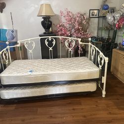 DAY 🛌 BED. HEAVY IRON TWIN TO KING 