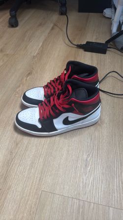 2 pairs of Jordan 1’s size 10 men’s