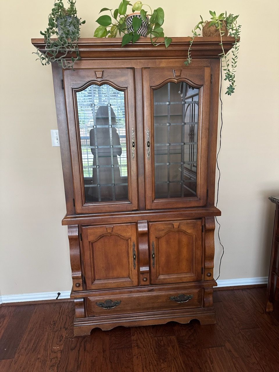 High End Buffet Hutch/China Cabinet. Excellent Condition