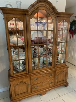 Beautiful Ethan Allen China Cabinet With Lights
