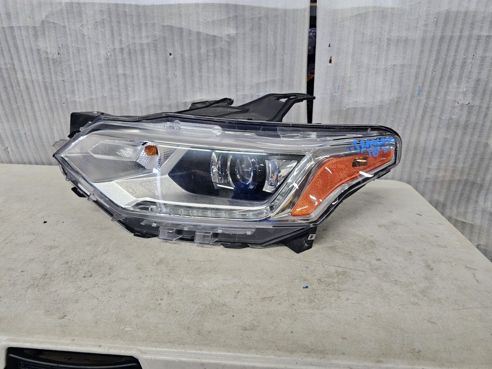 Chevrolet Traverse 2018 2019 2020 2021 Left Headlight Xenon