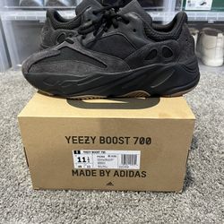 Sz. 12 Yeezy 700 Utility Black 