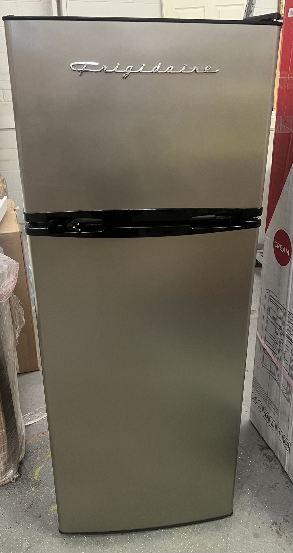 New Frigidaire 21 in. 7.5 Cu. ft. Retro Refrigerator